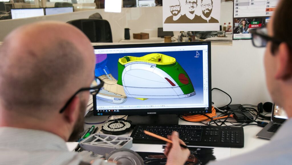 Projetista utilizando software CAD em estação de trabalho para desenhar um componente técnico