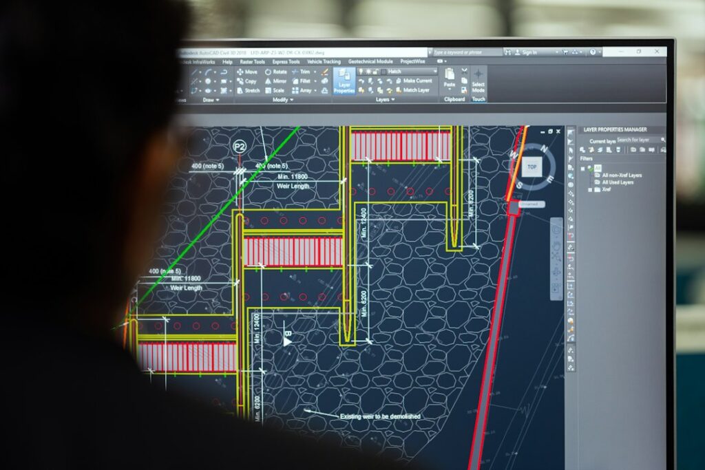 Profissional de engenharia trabalhando em desenho técnico CAD no computador