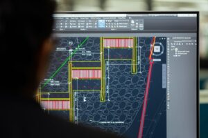 Profissional de engenharia trabalhando em desenho técnico CAD no computador