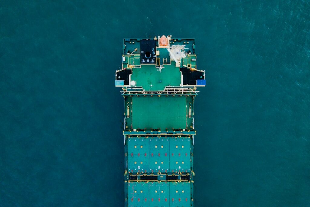 Navio cargueiro navegando, imagem ilustrativa para artigo sobre arranjo geral de navios